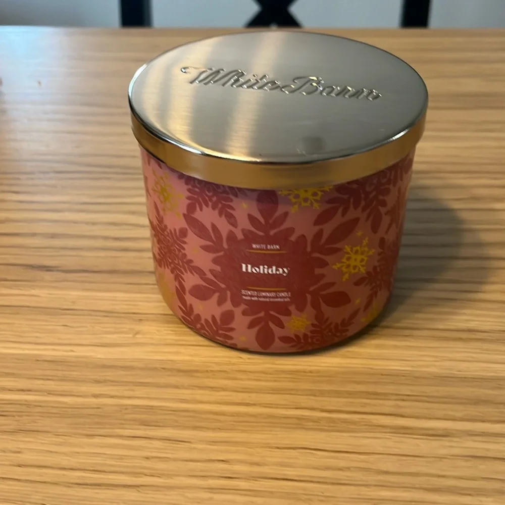 - Bath & Body Works 3 Wick Candle. Holiday.